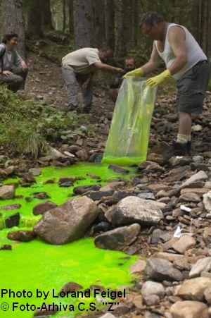 Iancu Orăşeanu executand colorare cu fluoresceina, 2007, Foto Feigel